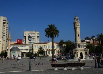 Izmir, il respiro dell’Egeo. Una passeggiata tra storia, luce e memoria in un giorno solo