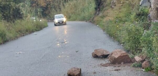 Strade chiuse per frane e allagamenti in tutta la Regione 1 Strade chiuse per frane e allagamenti in tutta la Regione
