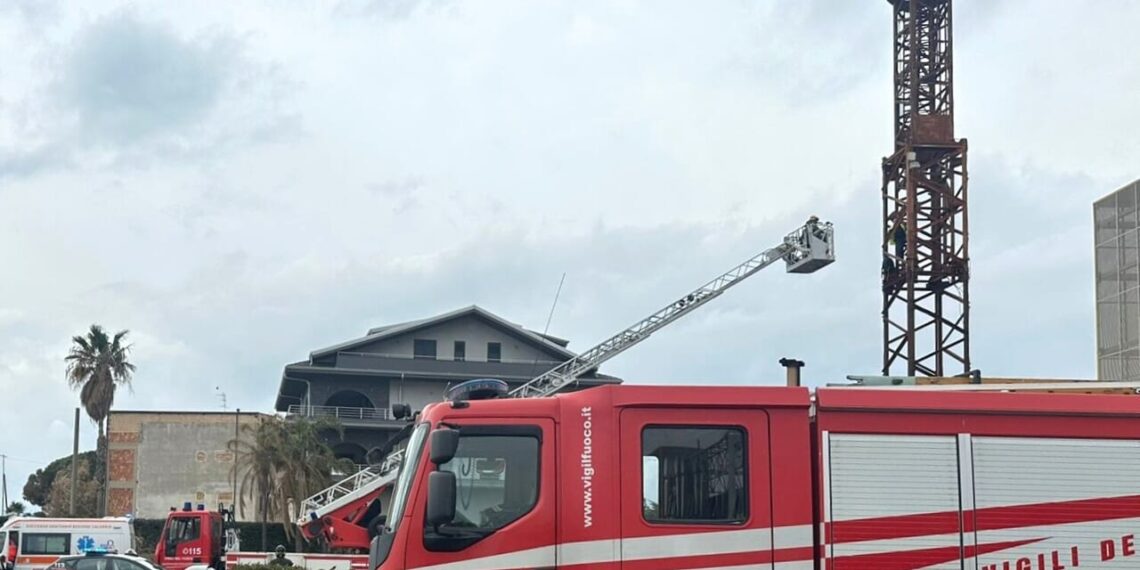 Uomo sale su una gru a Siderno, dopo ore il negoziatore dei Carabinieri lo convince a scendere