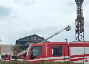 Uomo sale su una gru a Siderno, dopo ore il negoziatore dei Carabinieri lo convince a scendere