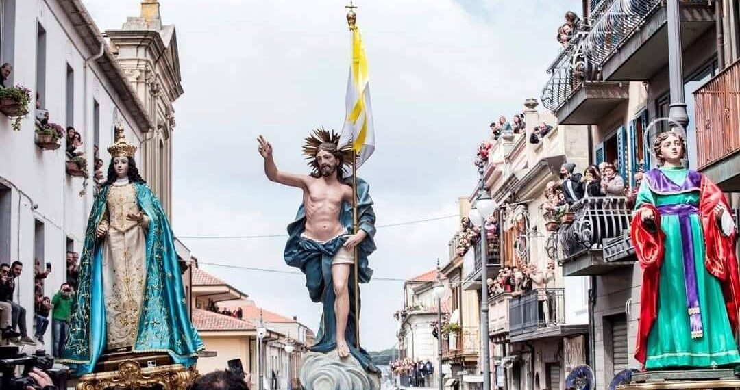 …ma l’Affruntata a Vibo Valentia non è spettacolo, non è uno show: è fede, tradizione, pietà popolare. È emozione!