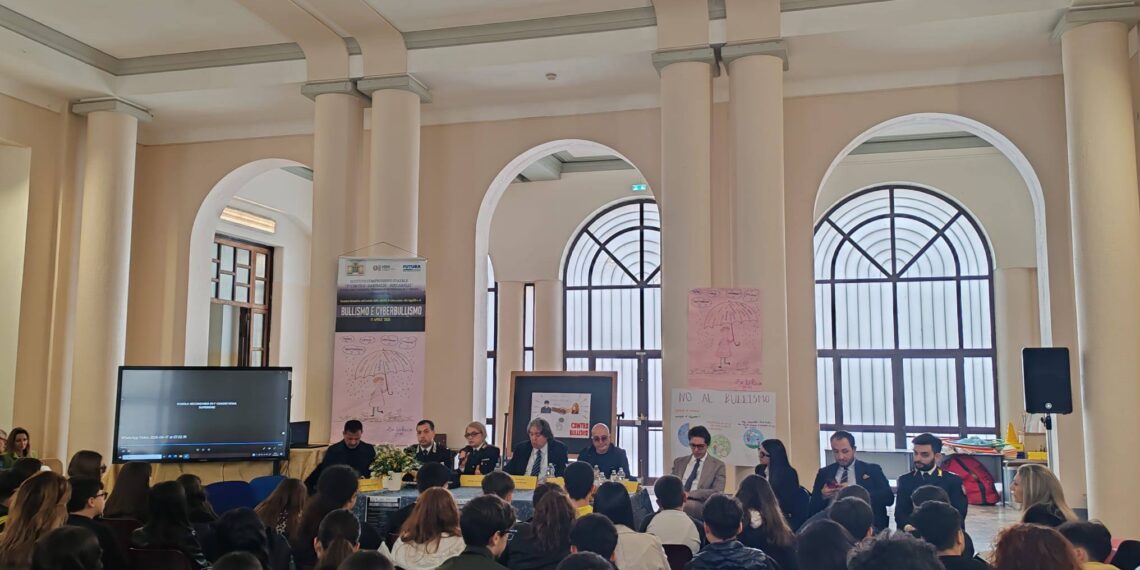 Bullismo e cyberbullismo, ragazzi sempre più vittime. Se ne è parlato con gli studenti della Garibaldi (VIDEO)