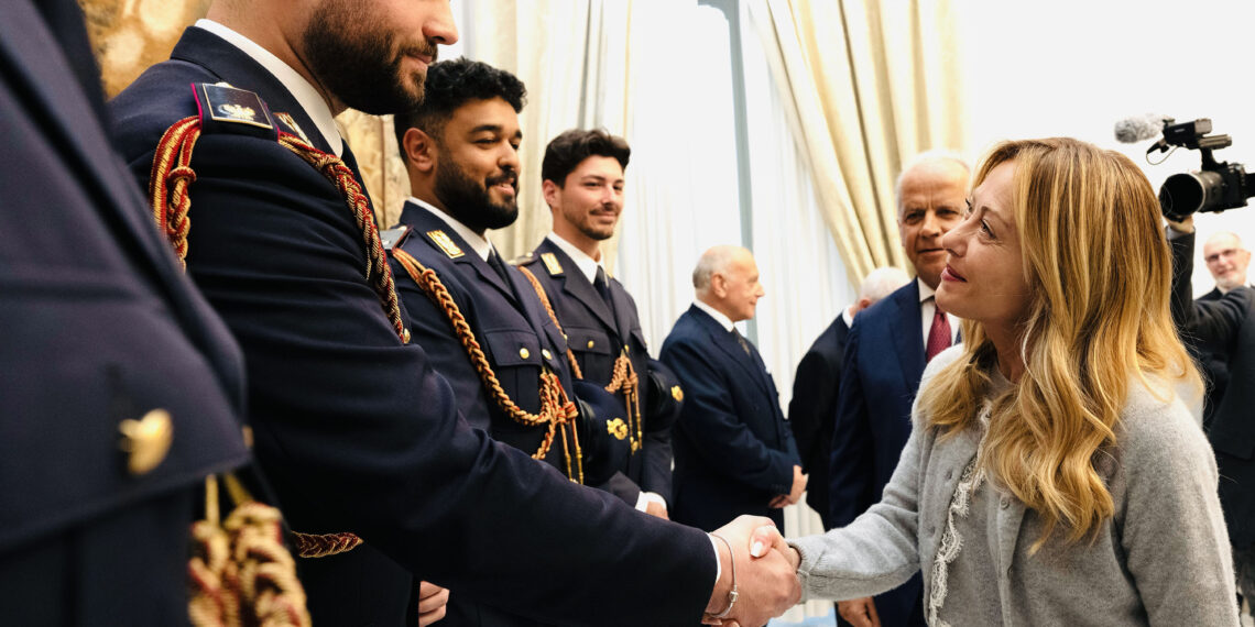 La premier Meloni riceve una rappresentanza della Polizia di Stato per il 174°anniversario (VIDEO)