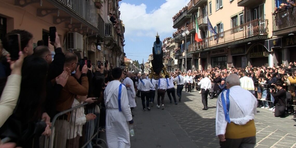 Anche quest’anno Vibo Valentia ha vissuto l’emozione di una Affruntata perfettamente riuscita (VIDEO)
