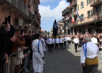 Anche quest'anno Vibo Valentia ha vissuto l'emozione di una Affruntata perfettamente riuscita (VIDEO) 1 Anche quest’anno Vibo Valentia ha vissuto l’emozione di una Affruntata perfettamente riuscita (VIDEO)