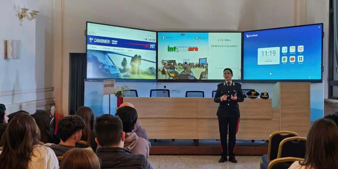 A Reggio Calabria, i Carabinieri tra i giovani con il cane antidroga “Manco”