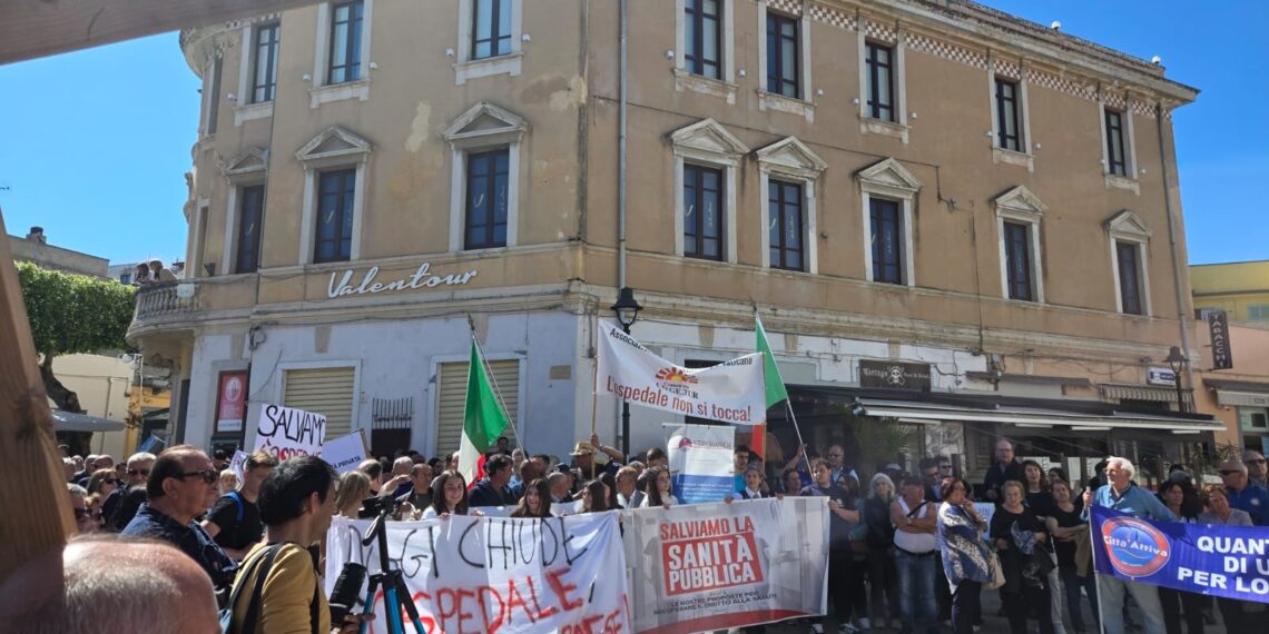 Tropea in piazza per difendere l’ospedale. Un corteo con la presenza di sindaci e studenti (VIDEO)