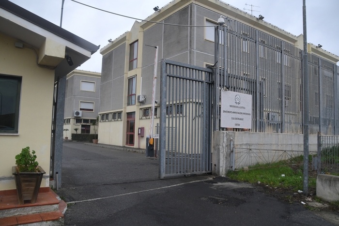 Cercava di far entrare cocaina nel carcere di Crotone: denunciata 1 Cercava di far entrare cocaina nel carcere di Crotone: denunciata