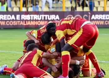 Il dolore immane, il lutto breve e la partita del Catanzaro, una ordinaria partita di pallone…