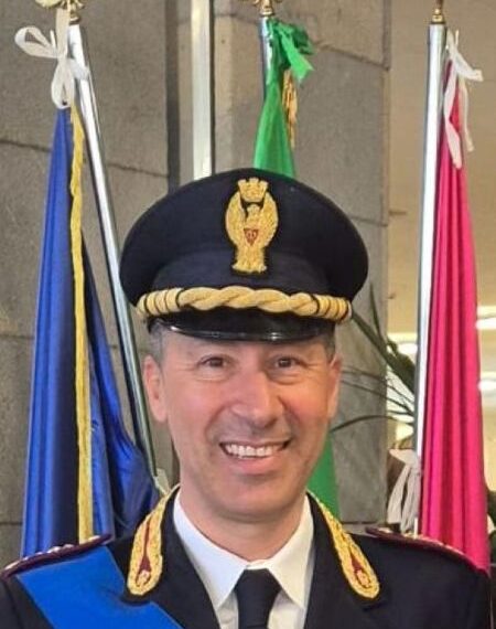 Il Primo Dirigente della Polizia Vittorio La Torre è il nuovo Dirigente della Divisione Anticrimine della Questura di Catanzaro 1 Il Primo Dirigente della Polizia Vittorio La Torre è il nuovo Dirigente della Divisione Anticrimine della Questura di Catanzaro