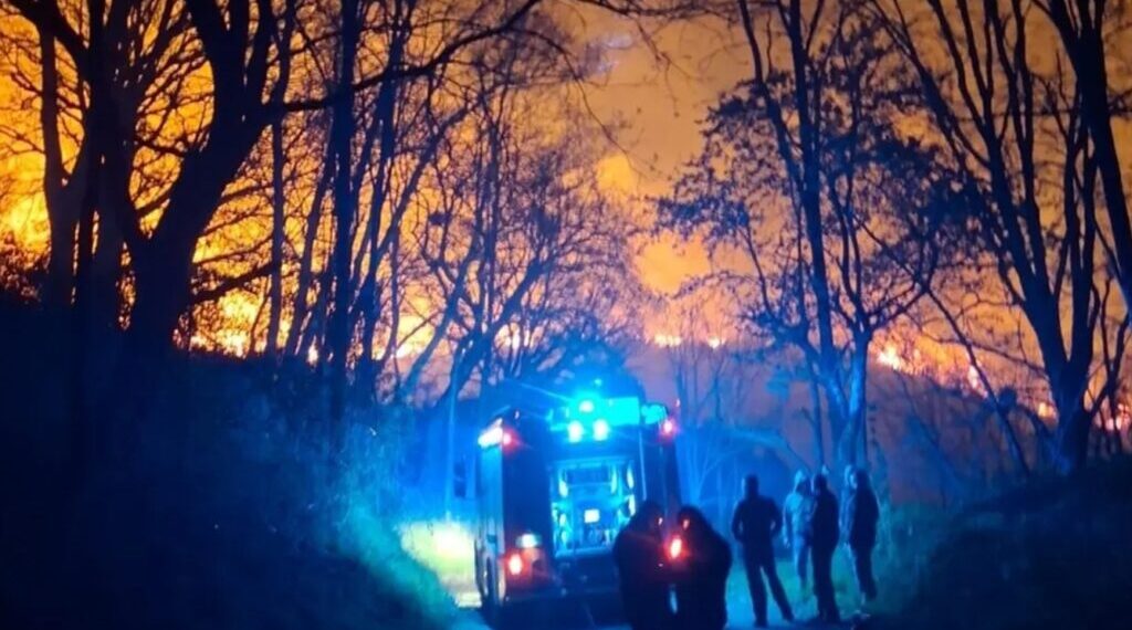È ancora in atto un vasto incendio tra i comuni di Martirano Antico e Conflenti (VIDEO)