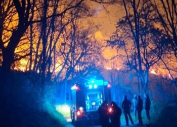 È ancora in atto un vasto incendio tra i comuni di Martirano Antico e Conflenti (VIDEO)