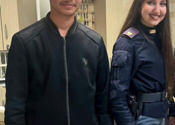 Trova un portafoglio sul lungomare di Crotone, giovane pakistano lo consegna alla Polizia 13 Trova un portafoglio sul lungomare di Crotone, giovane pakistano lo consegna alla Polizia