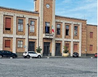 Vibo Valentia, convocato il Consiglio comunale: bilancio, emergenze costiere e mercato tra i temi chiave