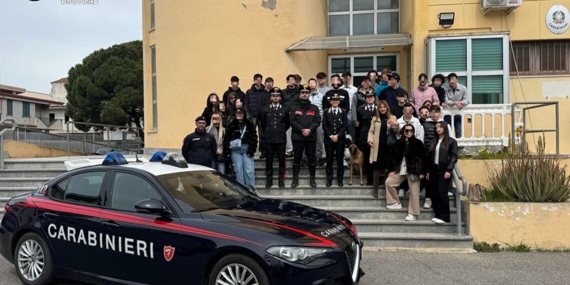 I Carabinieri di Cirò Marina incontrano gli studenti dell’Istituto “G. Gangale”