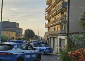 Dramma familiare a Catanzaro: mamma si butta dalla finestra con i tre figli