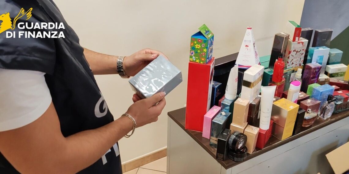 Sequestrati oltre 40.000 confezioni contenenti il “lilial”, sostanza cancerogena (VIDEO)
