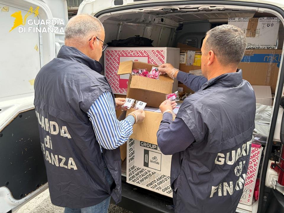 Sequestrati 14 mila articoli contraffatti con il logo del Giro d’Italia 2026 3 14052026 085852 scalea2