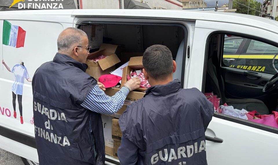 Sequestrati 14 mila articoli contraffatti con il logo del Giro d’Italia 2026 1 Sequestrati 14 mila articoli contraffatti con il logo del Giro d’Italia 2026