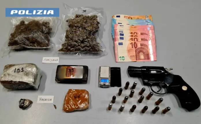 La Polizia arresta 32 persone in una piazza di spaccio a Reggio Calabria (VIDEO) 1 La Polizia arresta 32 persone in una piazza di spaccio a Reggio Calabria (VIDEO)