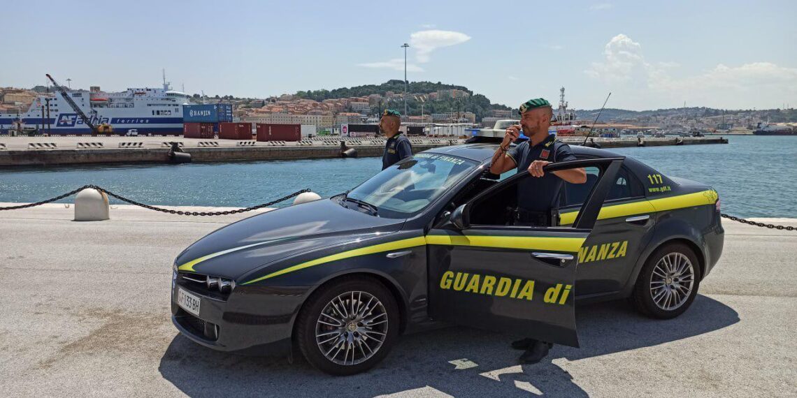 Lotta al lavoro nero e al caporalato. Tutti i numeri dell’azione della Guardia di Finanza nel 2025 (VIDEO) 1 Lotta al lavoro nero e al caporalato. Tutti i numeri dell’azione della Guardia di Finanza nel 2025 (VIDEO)