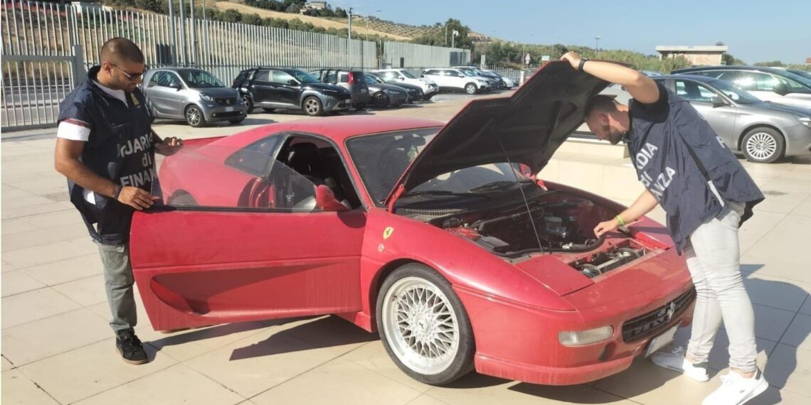 Confiscati e distrutti stemmi, loghi e parti meccaniche di una falsa Ferrari F355 GTS