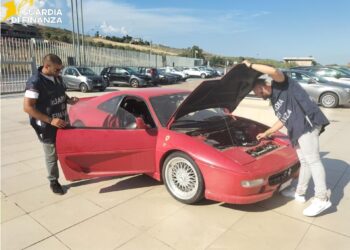 Confiscati e distrutti stemmi, loghi e parti meccaniche di una falsa Ferrari F355 GTS