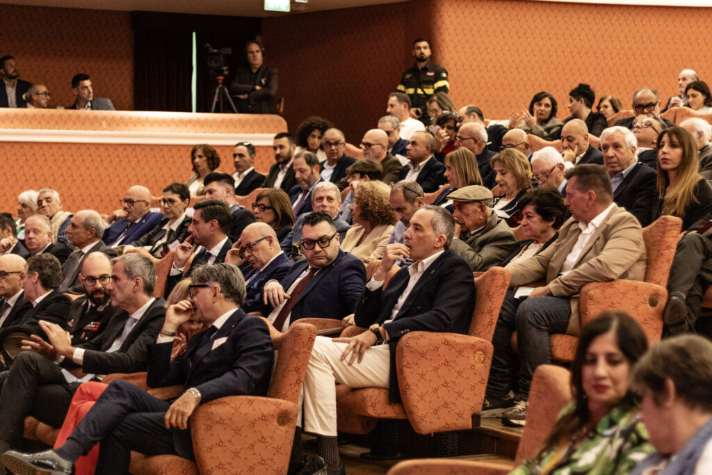 Al Politeama di Catanzaro la Camera di Commercio celebra la Fedeltà al Lavoro e il Progresso economico (VIDEO) 5 501466af58a68b2ed33f5e35493add8d 1