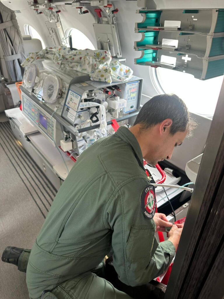 Doppia operazione di emergenza per l’Aeronautica Militare per trasportare due bambini in gravi condizioni 2 698938976 1513111927128531 2714215121597281838 n