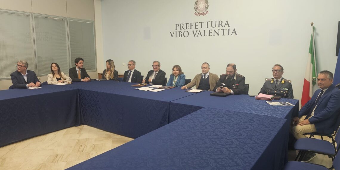 Legalità, trasparenza e controlli: in Prefettura il protocollo con 34 Comuni del vibonese