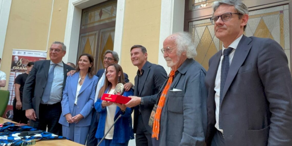 Javier Zanetti a Reggio Calabria, al vice presidente dell'Inter, storica bandiera nerazzurra, il Premio Oreste Granillo (VIDEO) 1 Javier Zanetti a Reggio Calabria, al vice presidente dell’Inter, storica bandiera nerazzurra, il Premio Oreste Granillo (VIDEO)