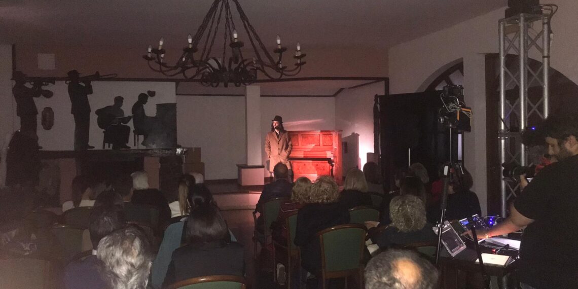 “Novecento – Suonavi la tua libertà”, Davide Fedele conquista il pubblico dello Sporting Club (VIDEO) 1 “Novecento – Suonavi la tua libertà”, Davide Fedele conquista il pubblico dello Sporting Club (VIDEO)