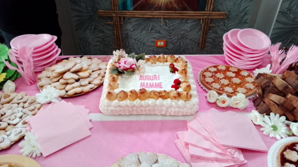Con un'ospite speciale di 105 anni, la Casa Protetta di Cropani Marina ha fatto gli auguri a tutte le mamme 4 WhatsApp Image 2026 05 11 at 13.40.45 1