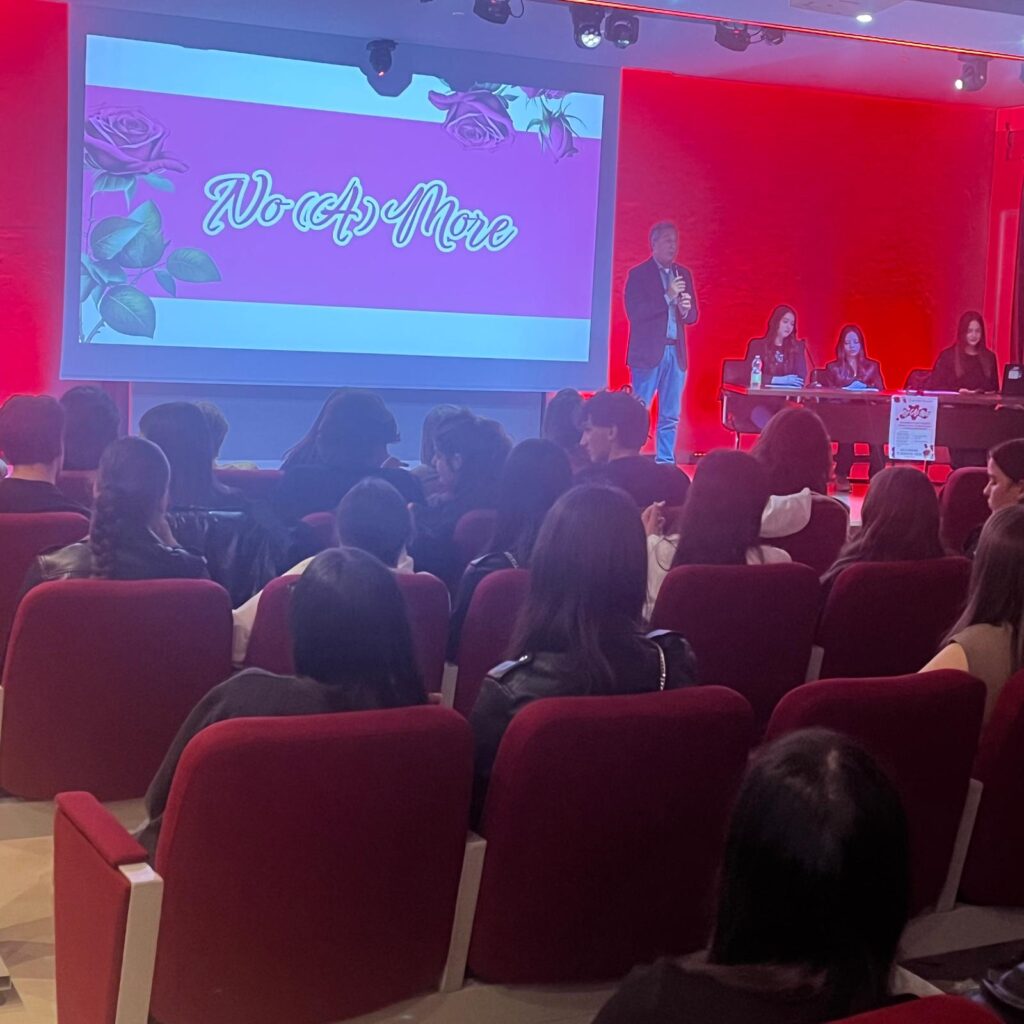 “No (A)More”: al Liceo Capialbi gli studenti danno voce alla lotta contro la violenza di genere 2 WhatsApp Image 2026 05 13 at 20.52.07 1