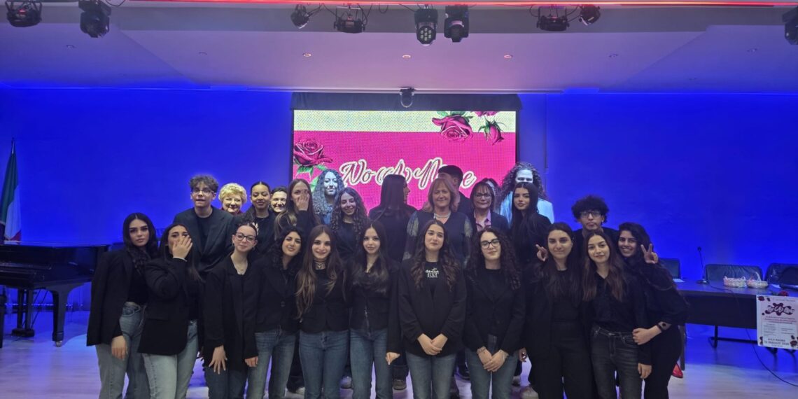 “No (A)More”: al Liceo Capialbi gli studenti danno voce alla lotta contro la violenza di genere 1 “No (A)More”: al Liceo Capialbi gli studenti danno voce alla lotta contro la violenza di genere
