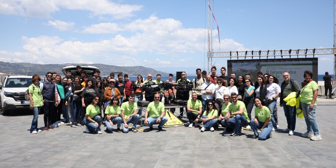 "Il futuro si alza in volo", presentati alle scuole i droni antincendio della Regione Calabria 1 “Il futuro si alza in volo”, presentati alle scuole i droni antincendio della Regione Calabria
