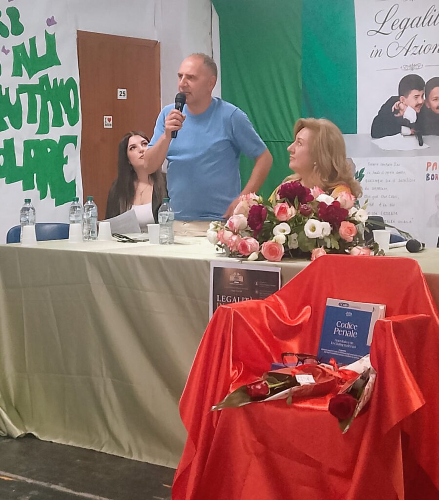 Vibo Valentia, alla Buccarelli il progetto educativo denominato "Legalità in azione" 6 WhatsApp Image 2026 05 28 at 14.32.04 1
