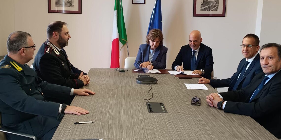Prefettura e Abi insieme per la sicurezza: firmato il protocollo contro truffe e rischi criminali 1 Prefettura e Abi insieme per la sicurezza: firmato il protocollo contro truffe e rischi criminali