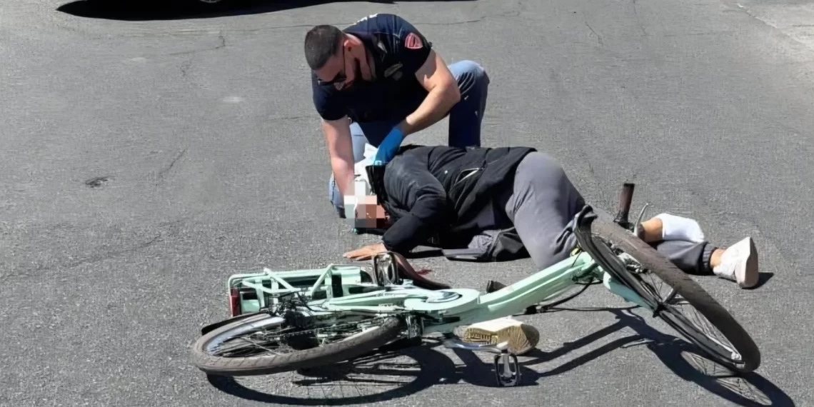 Cade con la bici, donna viene salvata dalla Polizia