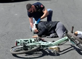 Cade con la bici, donna viene salvata dalla Polizia