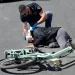 Cade con la bici, donna viene salvata dalla Polizia