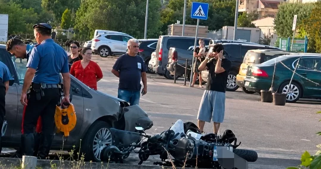 Incidente tra un'auto e uno scooter a Roccella Ionica 1 Incidente tra un’auto e uno scooter a Roccella Ionica