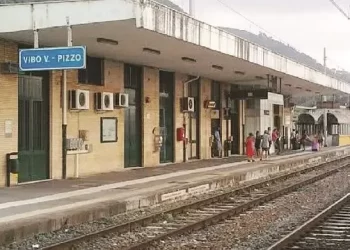 Nuova intimidazione al dirigente del Comune di Vibo Valentia Andrea Nocita: incendiata l’auto a pochi giorni dalla brutale aggressione
