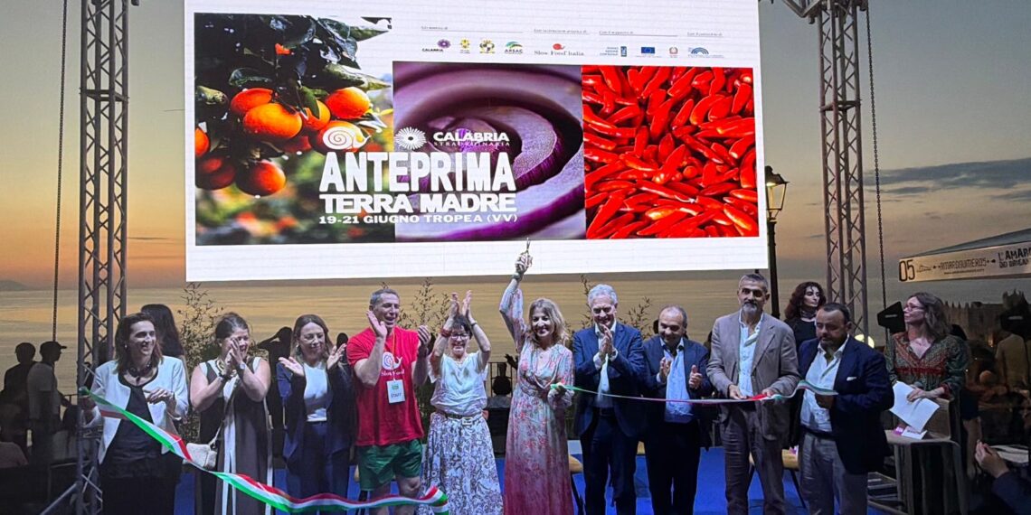 Tropea dedicherà uno spazio della città a Carlo Petrini. L’annuncio del sindaco all’apertura dell’anteprima di Terra Madre 1 Tropea dedicherà uno spazio della città a Carlo Petrini. L’annuncio del sindaco all’apertura dell’anteprima di Terra Madre
