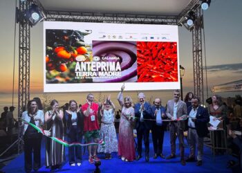 Tropea dedicherà uno spazio della città a Carlo Petrini. L’annuncio del sindaco all’apertura dell’anteprima di Terra Madre 11 Tropea dedicherà uno spazio della città a Carlo Petrini. L’annuncio del sindaco all’apertura dell’anteprima di Terra Madre