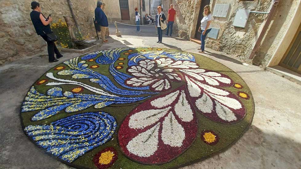 Potenzoni si veste di fiori: torna la magia dell’Infiorata, patrimonio di fede e di tradizione (VIDEO) 1 Potenzoni si veste di fiori: torna la magia dell’Infiorata, patrimonio di fede e di tradizione (VIDEO)