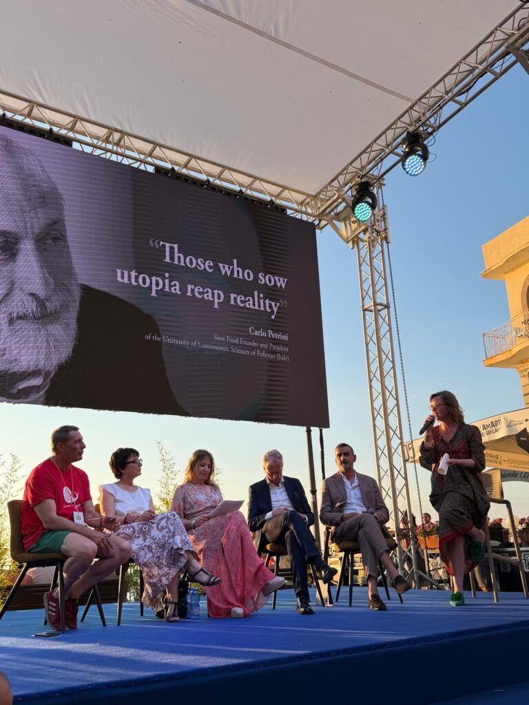 Tropea dedicherà uno spazio della città a Carlo Petrini. L’annuncio del sindaco all’apertura dell’anteprima di Terra Madre 3 7971bade 5eec 46a5 9894 0ba28a5aac4b