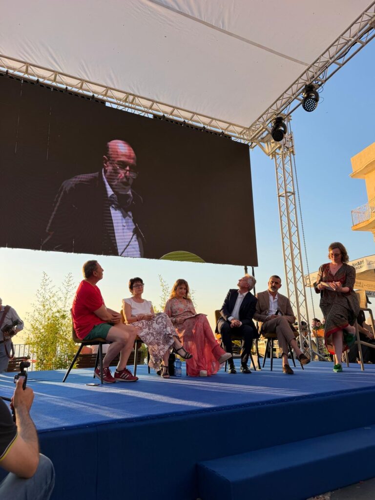 Tropea dedicherà uno spazio della città a Carlo Petrini. L’annuncio del sindaco all’apertura dell’anteprima di Terra Madre 2 8a2e2e9b f1e5 4d4e abe5 8e3a2d0e4981