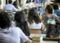 Questa scuola così debole, questa società tanto in crisi, questi nostri ragazzi esposti a valori sbiaditi e a diffuse violenze