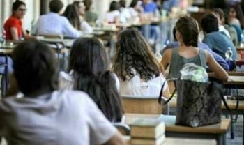 Questa scuola così debole, questa società tanto in crisi, questi nostri ragazzi esposti a valori sbiaditi e a diffuse violenze